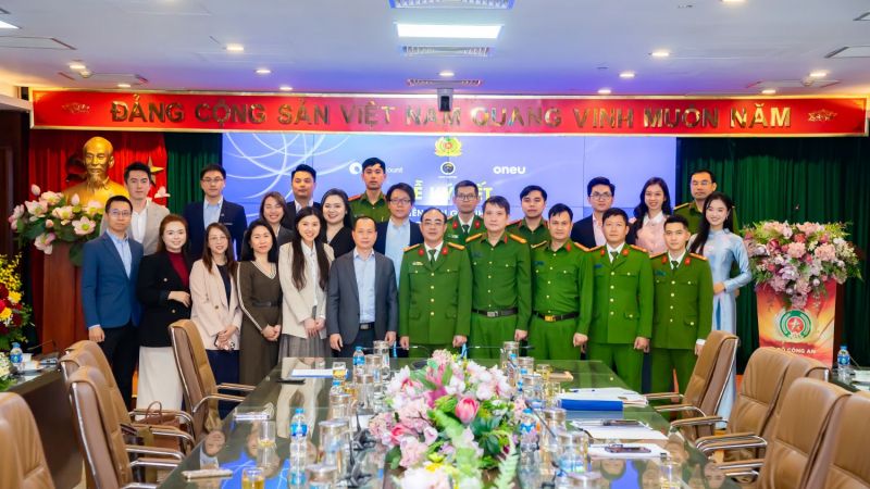 Đại tá Trần Hồng Phú và ông Phùng Quang Hưng cùng các đại biểu tham dự lễ ký kết.