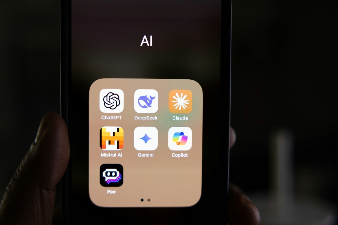 Thư mục ứng dụng AI trên điện thoại gồm ChatGPT, DeepSeek, Claude, Mistral AI, Gemini và Copilot