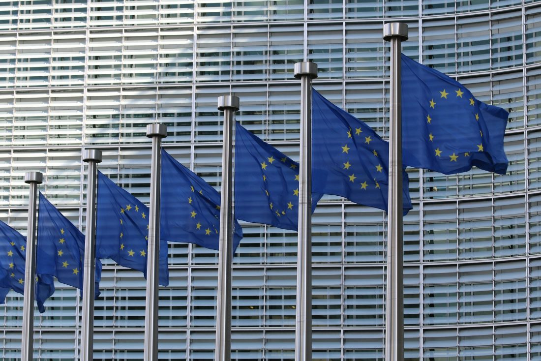 Hàng cờ Liên minh châu Âu trước tòa nhà Berlaymont ở Brussels