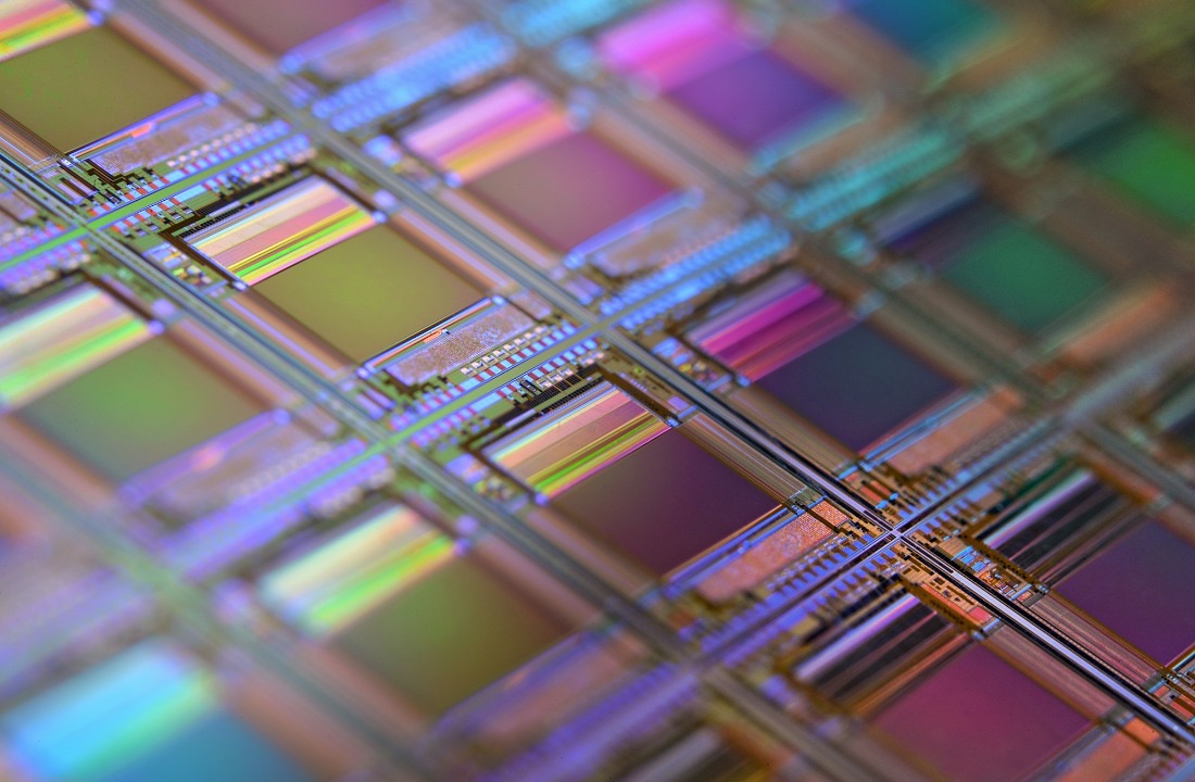 Cận cảnh tấm wafer silicon với lưới các chip chưa cắt rời