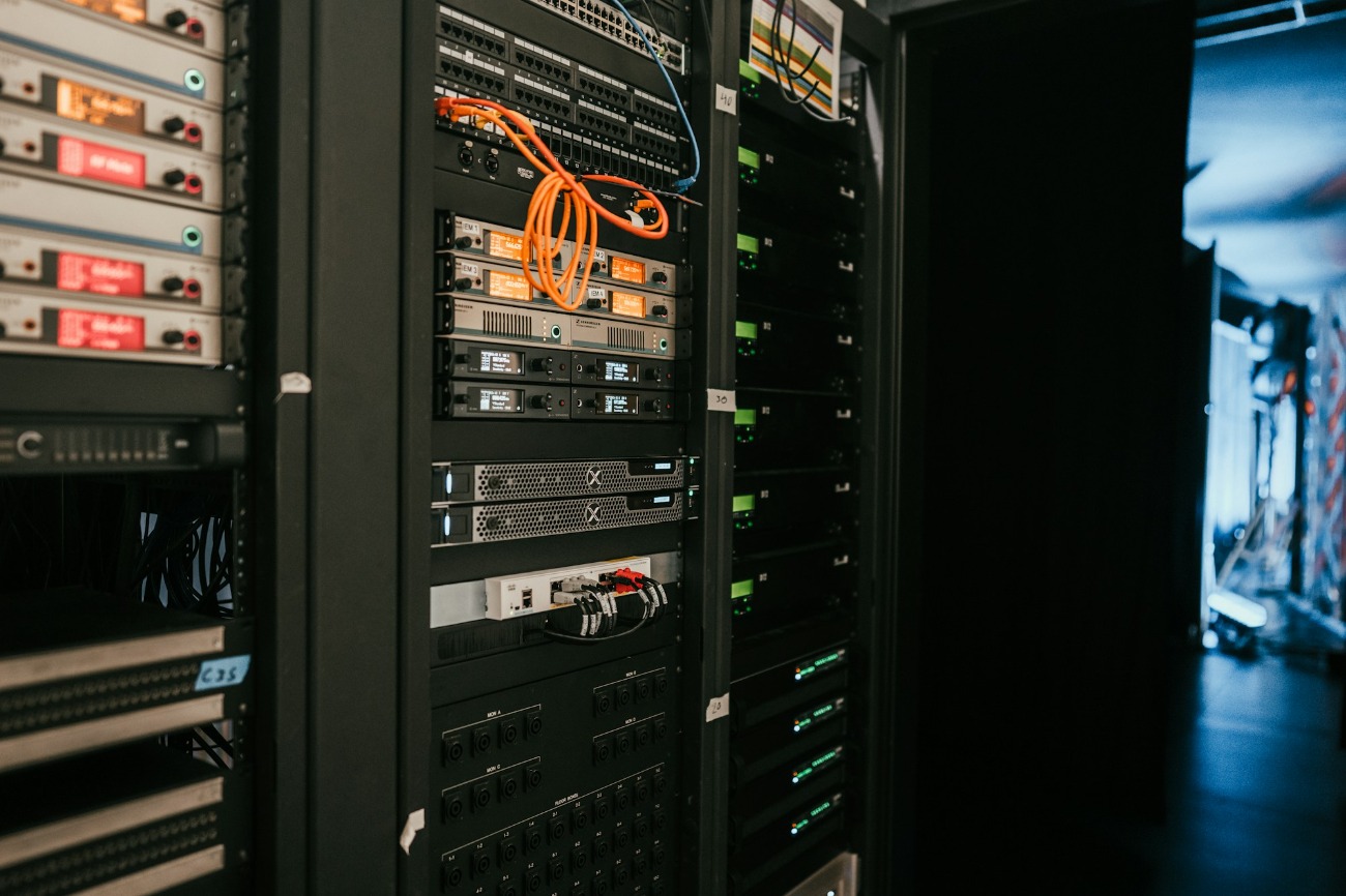 Rack máy chủ trong phòng máy với dây cáp mạng và dây nguồn phía sau