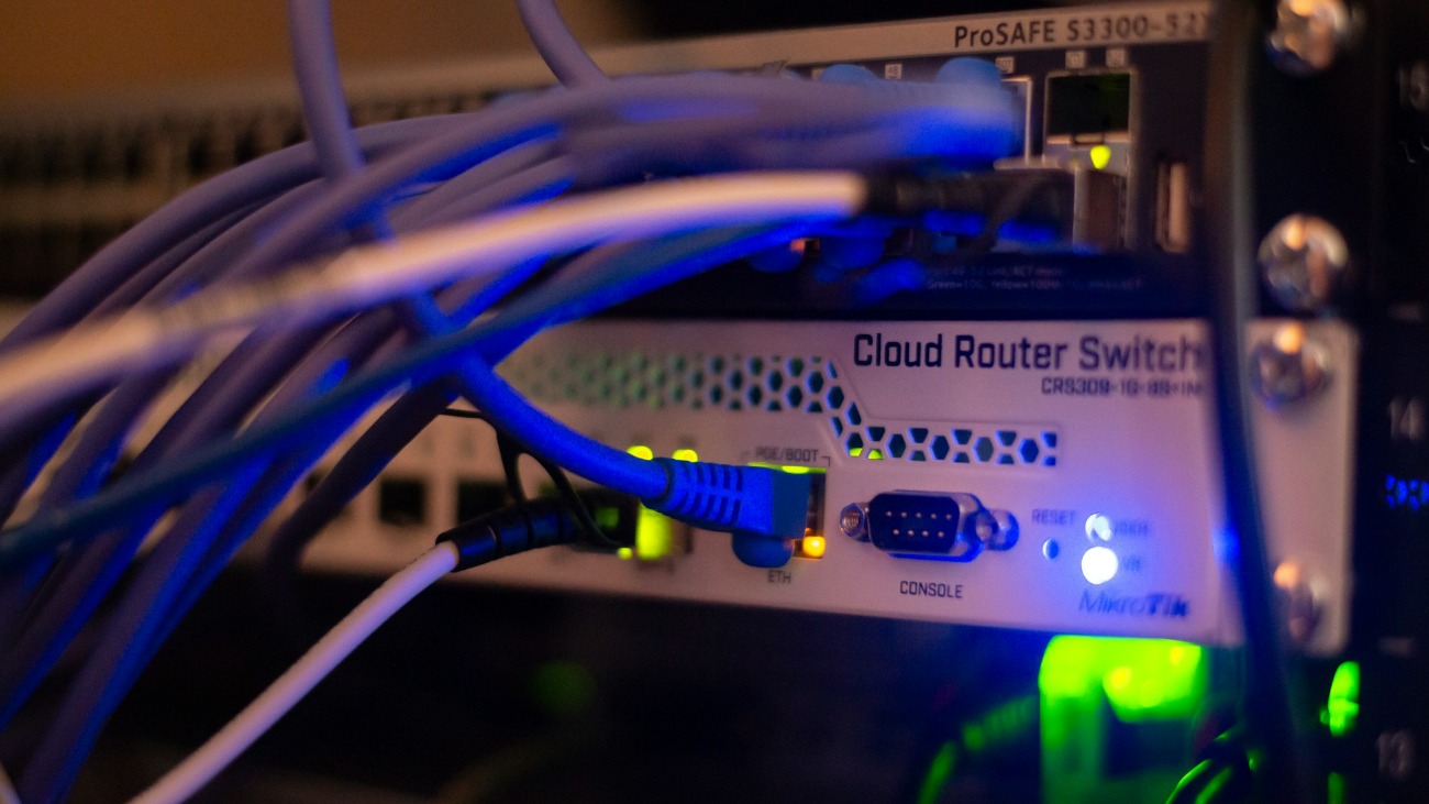 Thiết bị chuyển mạch mạng với nhiều dây cáp Ethernet cắm vào các cổng